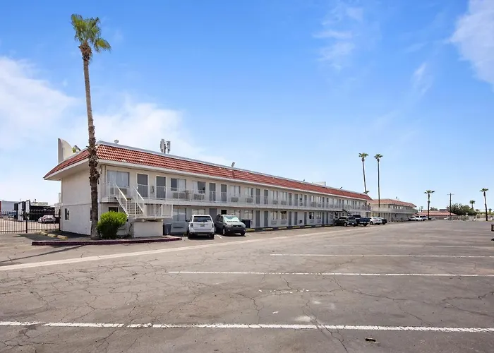 Super 8 By Wyndham Phoenix West