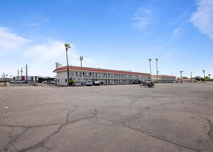 Super 8 By Wyndham Phoenix West